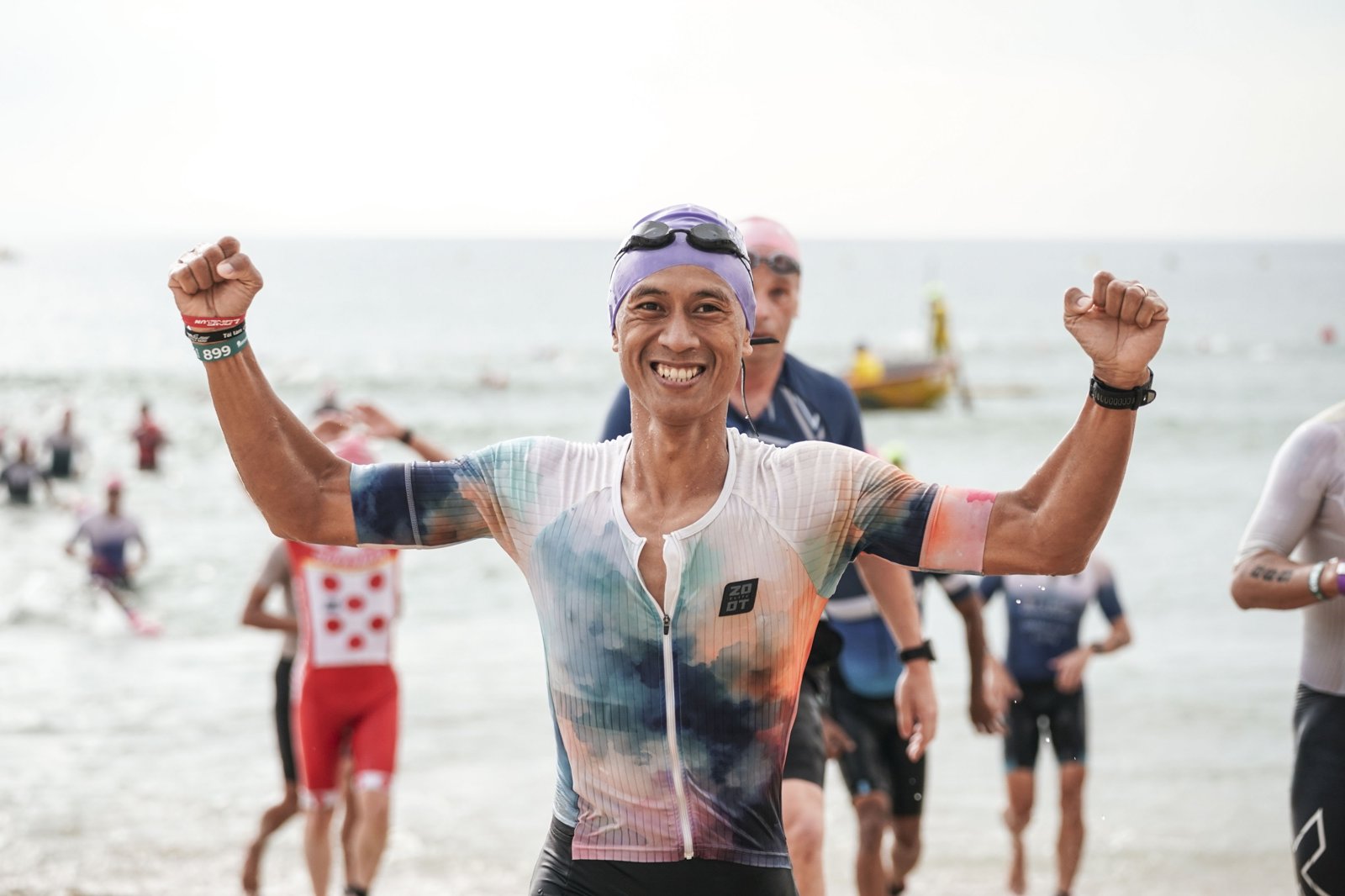 Nguyễn Đức Tốt tại vạch đích Ironman 140.6 Đà Nẵng 11h27