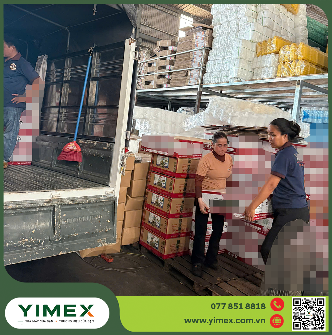 Xếp thùng phân bón lên xe tại nhà máy Yimex — mua thẳng nhà máy giá xưởng