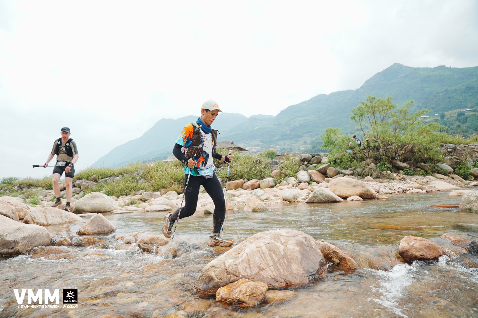 CEO Yimex Nguyễn Đức Tốt lội qua suối đá trên đường chạy VMM 160km Sapa