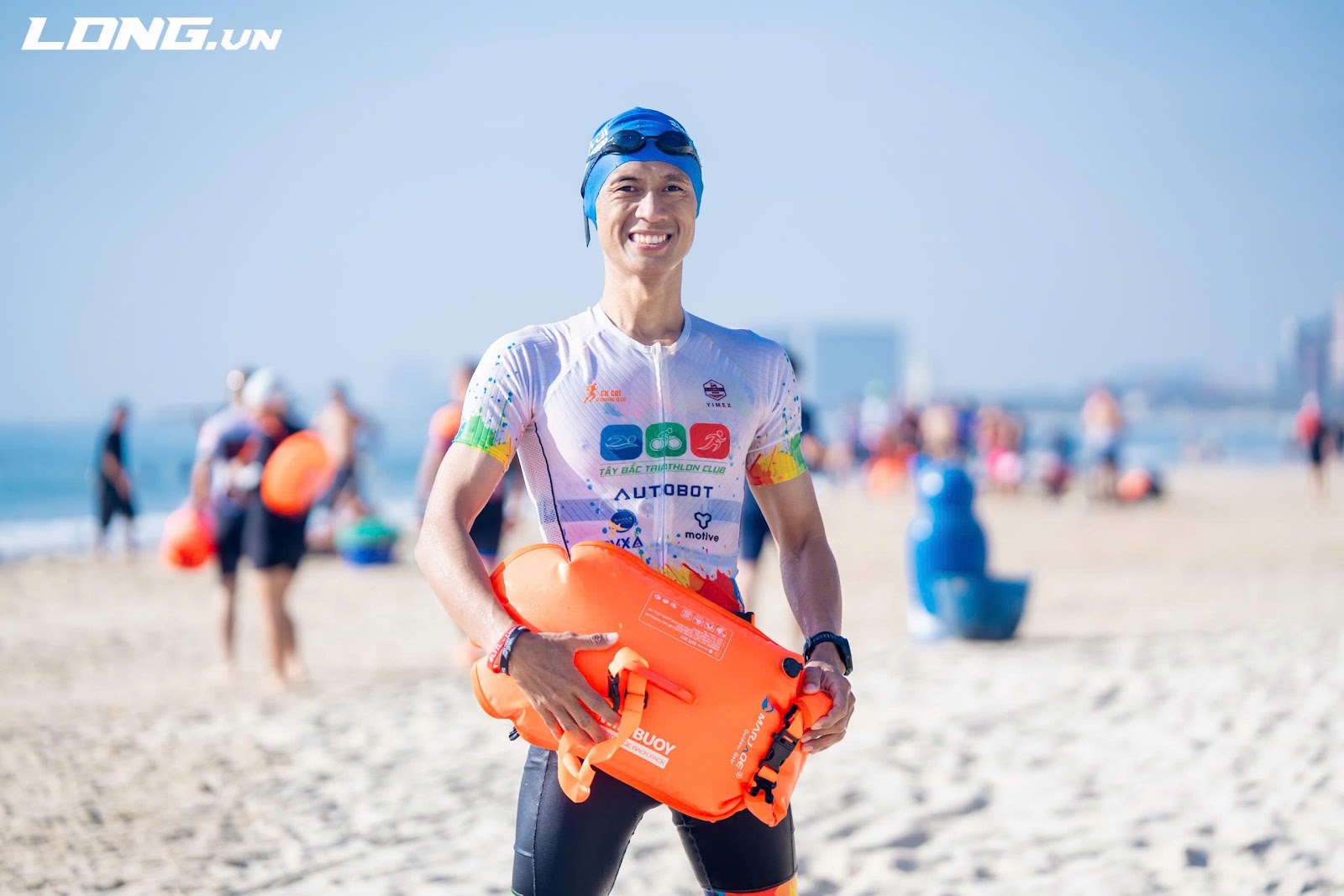 CEO Nguyễn Đức Tốt trên bãi biển Mỹ Khê trước chặng bơi Ironman Đà Nẵng