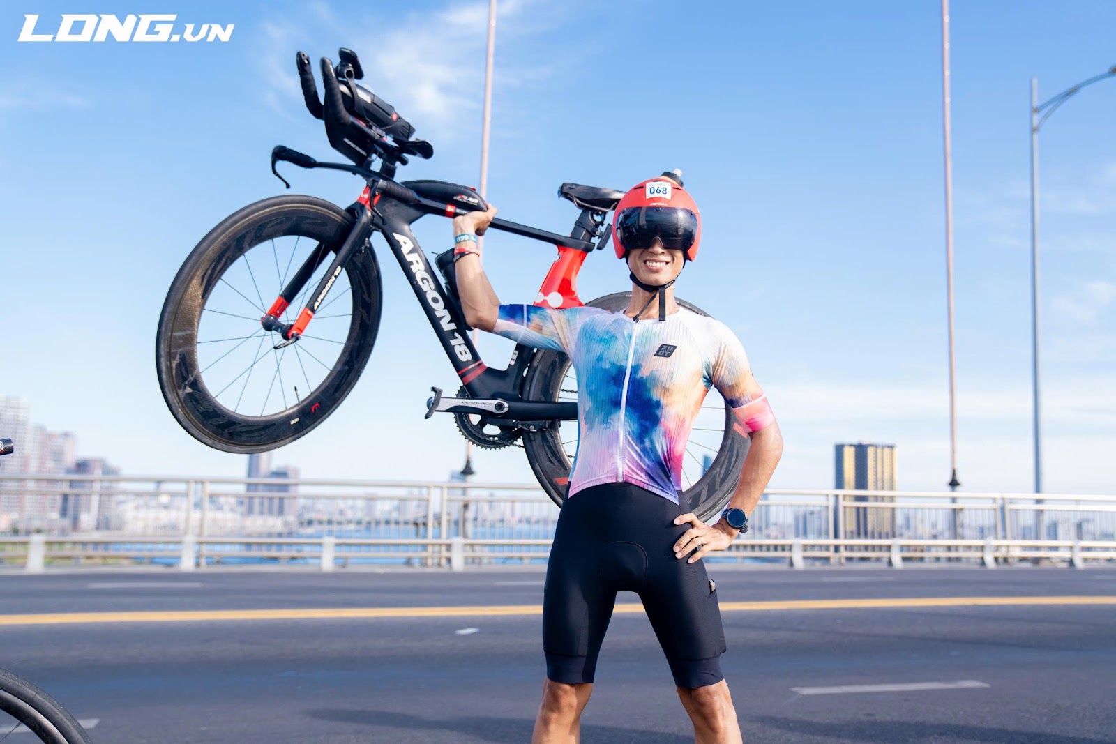 CEO Nguyễn Đức Tốt giơ cao xe đạp sau chặng 180km Ironman Đà Nẵng