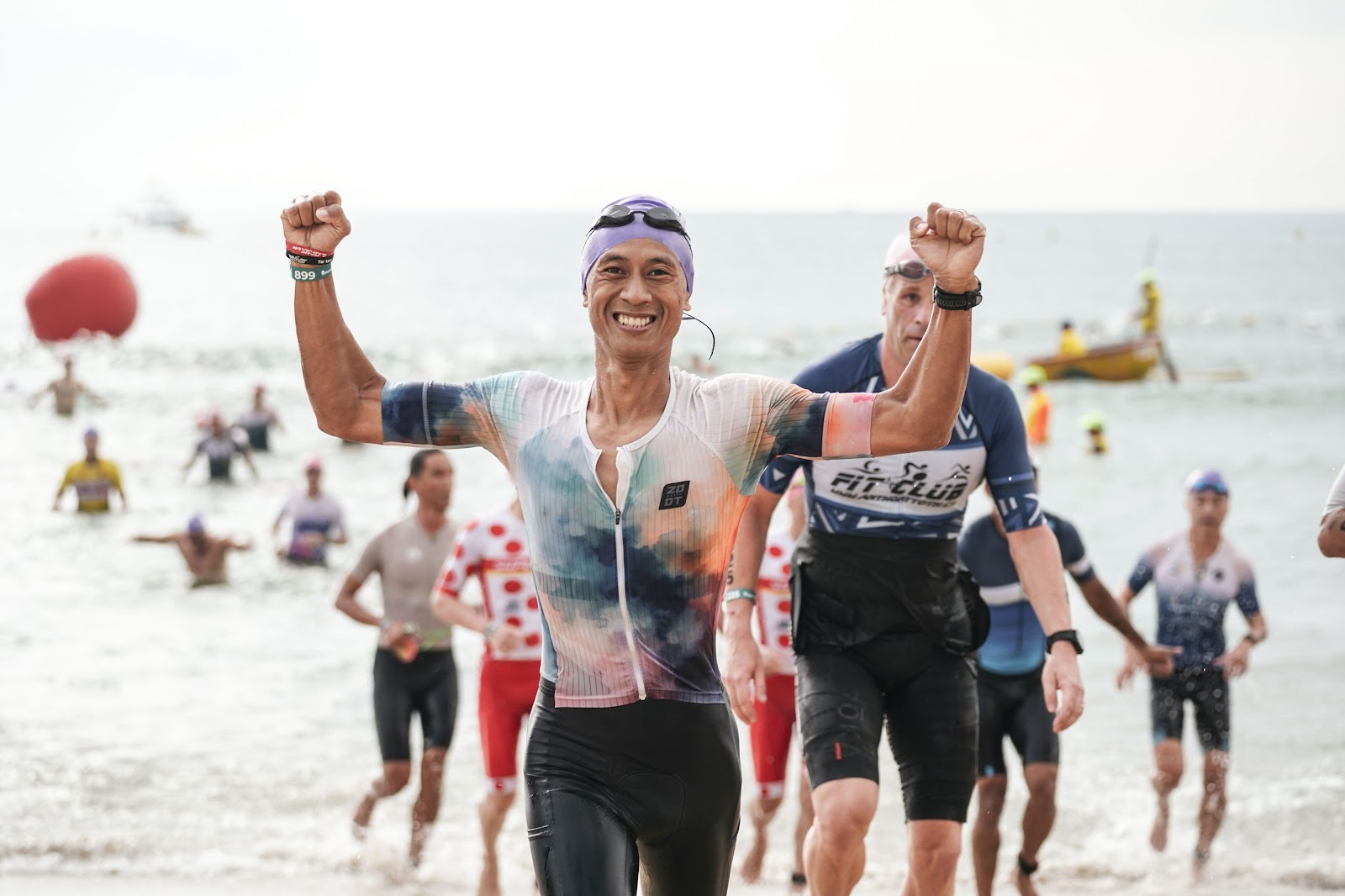 CEO Nguyễn Đức Tốt lên bờ sau chặng bơi 3,8km tại Ironman Đà Nẵng