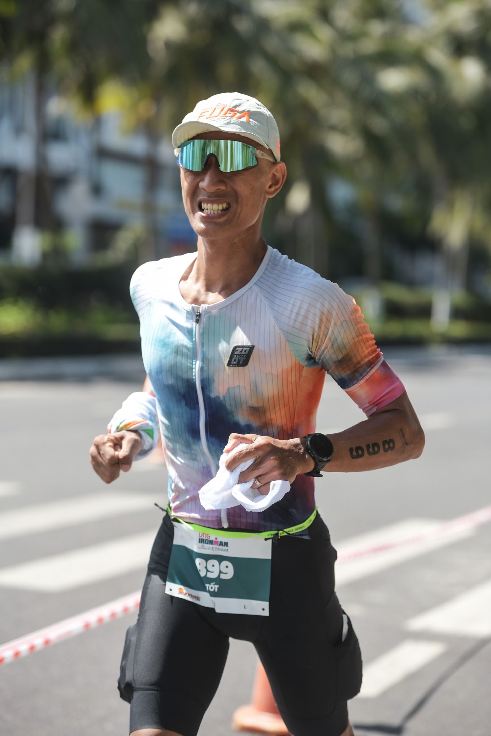 CEO Nguyễn Đức Tốt số đua 899 trong chặng chạy 42km Ironman Đà Nẵng