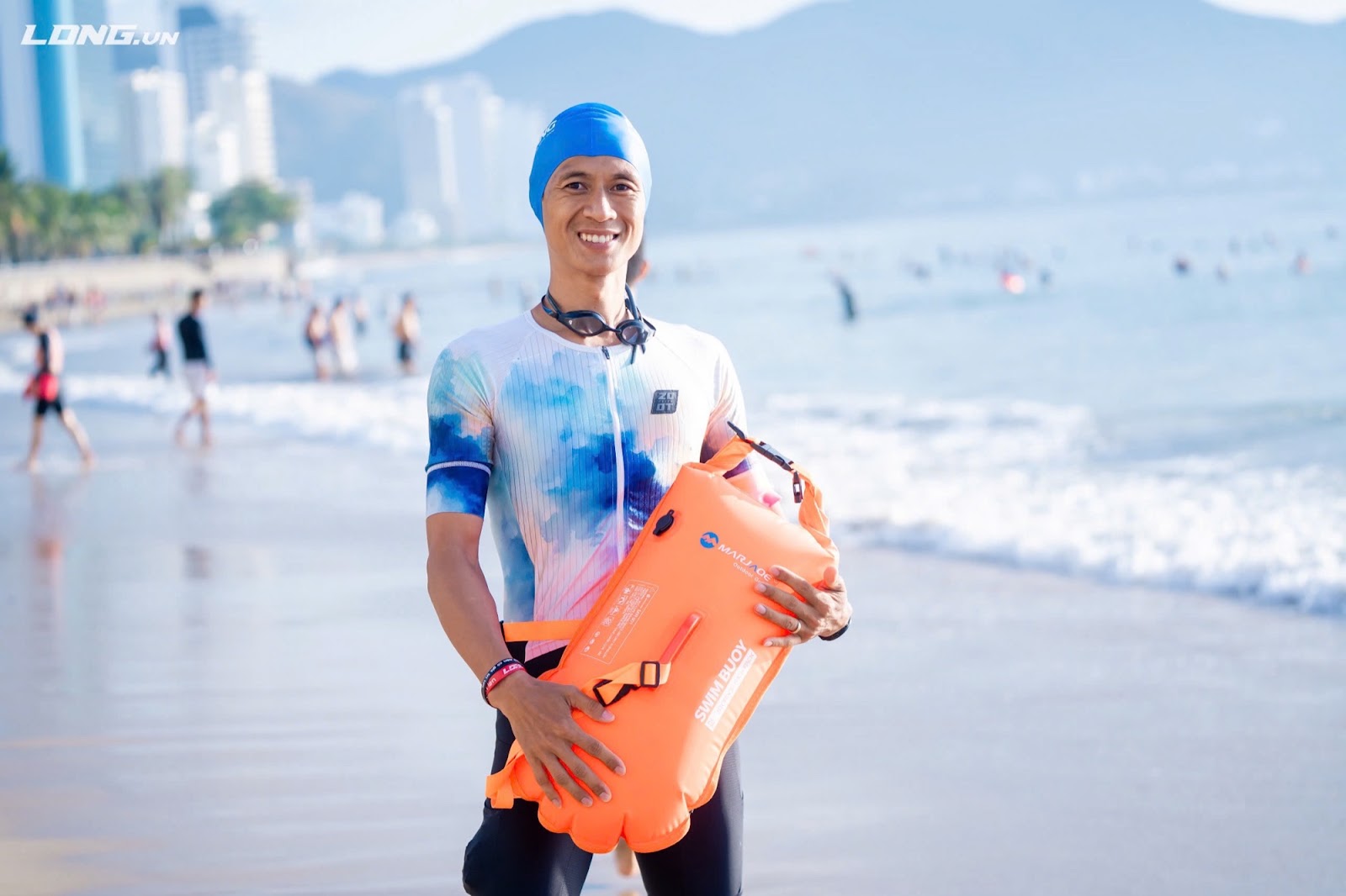 CEO Nguyễn Đức Tốt và phao bơi trước ngày chinh phục Ironman Đà Nẵng