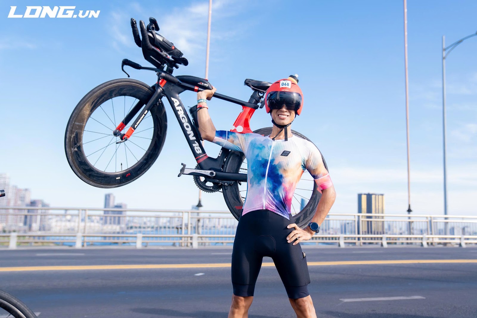 CEO Nguyễn Đức Tốt bên chiếc xe đạp cho chặng 180km giải Ironman Đà Nẵng