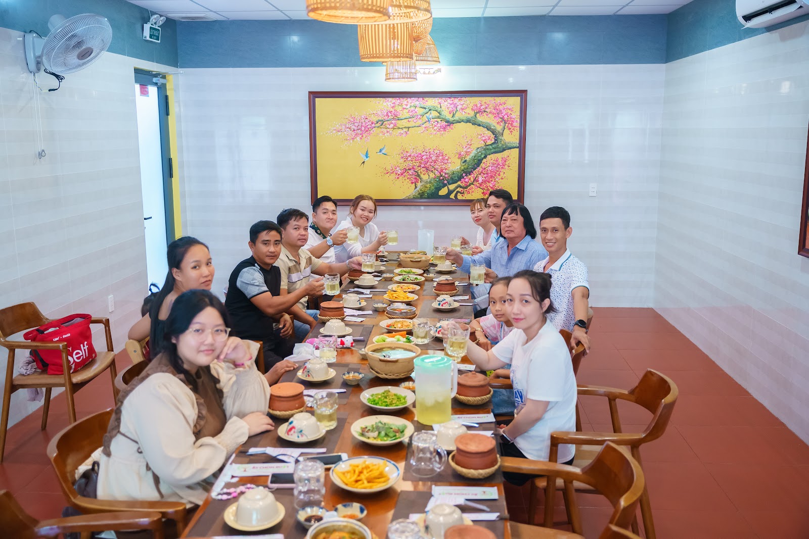 Cả đoàn Yimex ngồi chung một bàn ăn — gắn kết yêu thương trong văn hoá doanh nghiệp Yimex