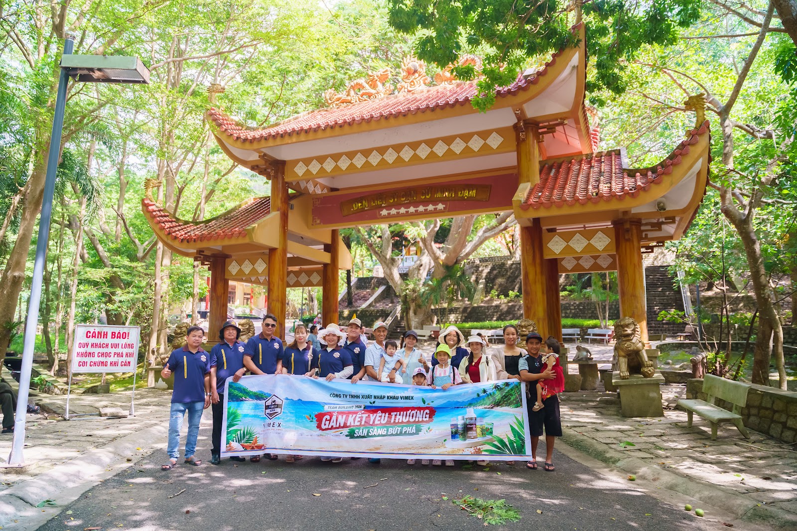 Đoàn Yimex cùng băng rôn công ty trong chuyến du lịch thường niên — văn hoá doanh nghiệp Yimex