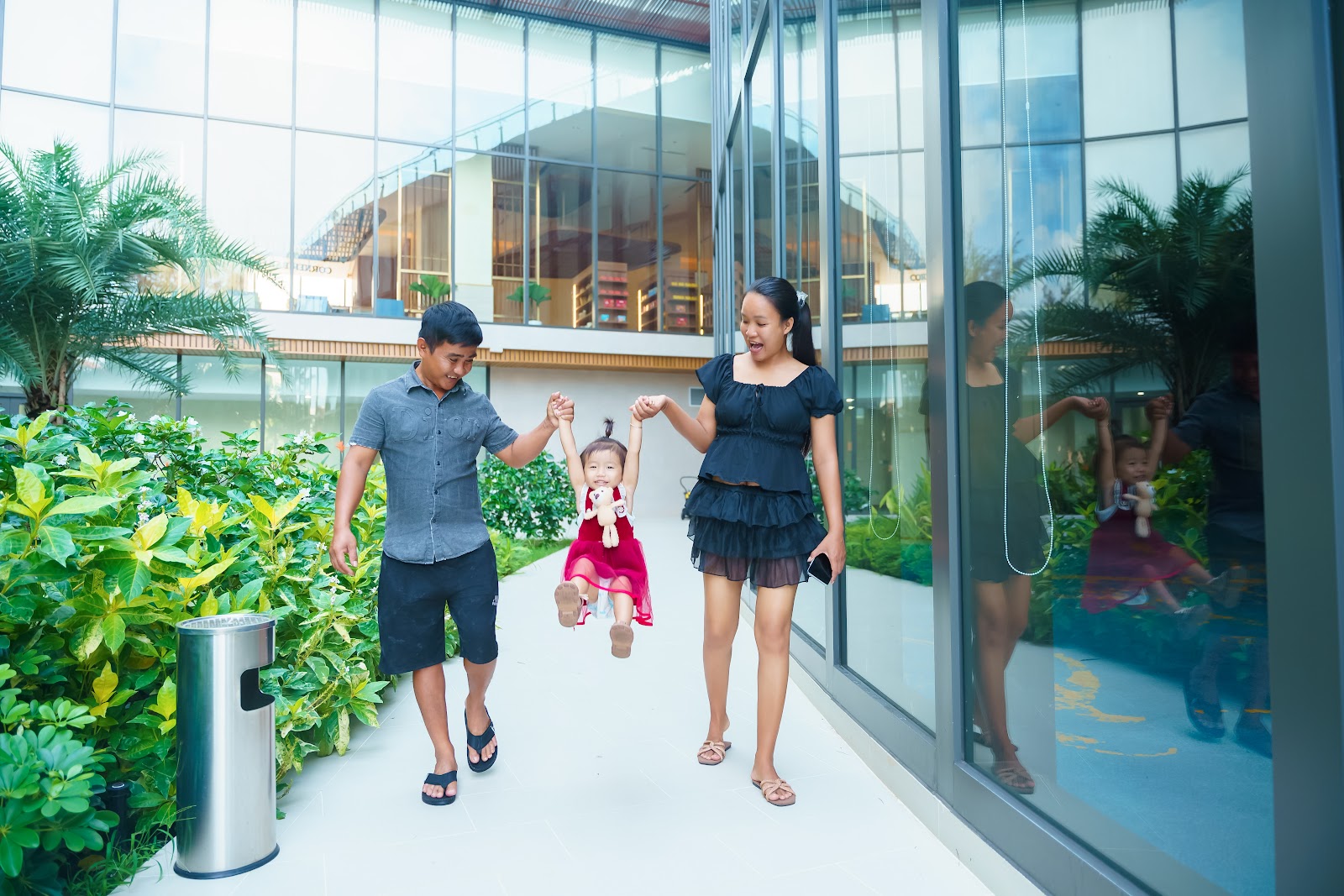 Nhân sự Yimex cùng vợ con trong chuyến du lịch Long Hải — văn hoá doanh nghiệp Yimex