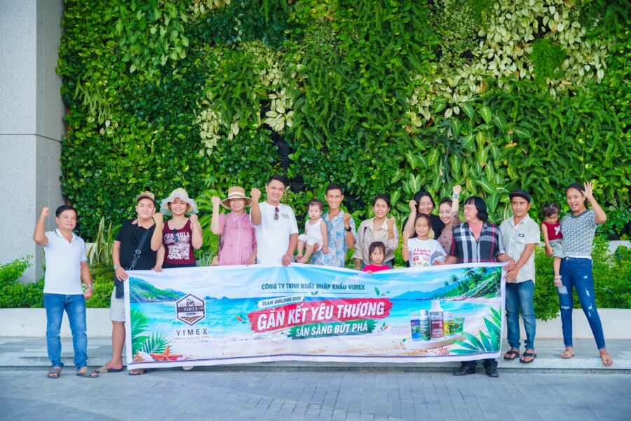 Đoàn Yimex cùng gia đình chụp với băng rôn Gắn kết yêu thương – Sẵn sàng bứt phá, chuyến du lịch thể hiện văn hoá doanh nghiệp Yimex